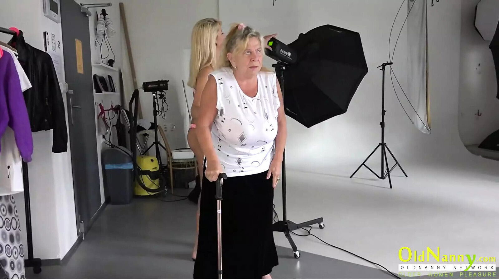 woman licking teen pussy