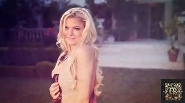 Swimming pool Solo Naked