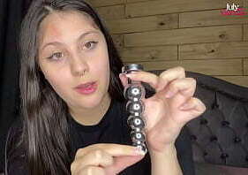 Novinha tem cuzinho arrombado por v&aacute_rios plugs anais &ndash_ July Garcia