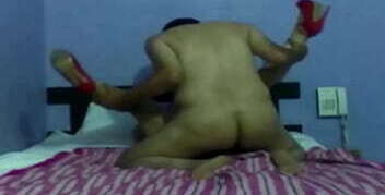 Yami puta infiel en tacones rojos