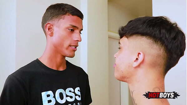 Novinho dando entregador pirocudo