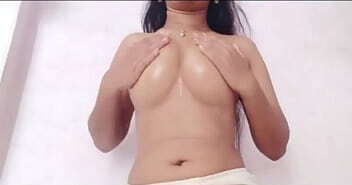 Pyasi bhabhi ko chut mein baigan dalte dekha devar ne bujhai land se pyas