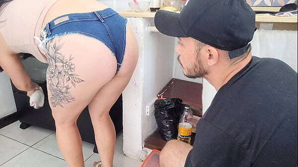 Dona casa casada shortinho jeans recebe ENCANADOR