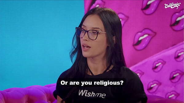 Clara Wellen plays with hottie Wine'_s pussy