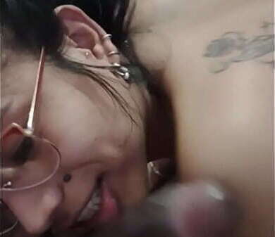 Mamando rica verga morena vecino