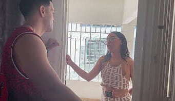 MI SEXY VECINA PIERDE LAS LLAVES DE SU CASA ME PIDE QUE LA DEJE DESCANSAR EN MI CASA MIENTRAS LLEGA ALGUIEN ABRIRLE LA PUERTA LA FOLLO DURO - PORNO CASERO