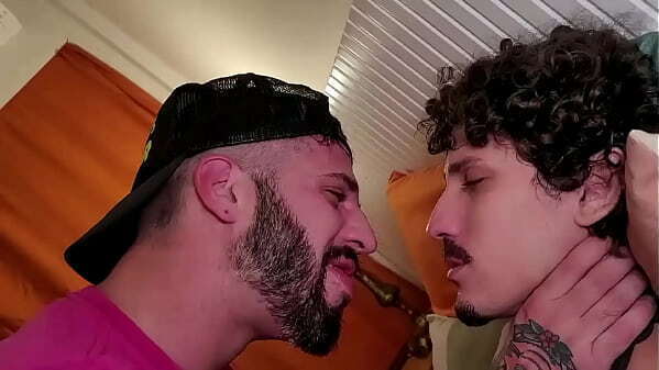 Deixando vizinho mamar at&eacute_ gozar boca dele. Free