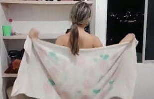 MI HERMANASTRA SE CAMBIA DELANTE MIO PARA SEDUCIRME Y LE CALME SU CALENTURA SEXO DURO ME CORRO EN SU ESPALDA