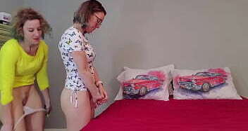 fille frotte chatte fesses frangine.