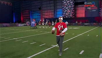 Homens jogam bola outros