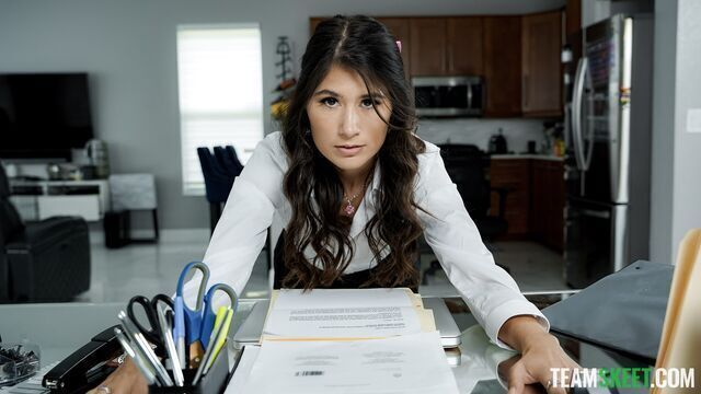  Flexible girlfriend Charlotte Mae likes jumping on a massive cock 