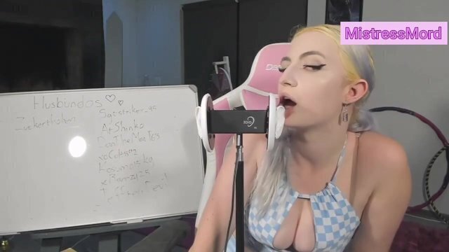 MistressMord Gives Vigourous Earlicking