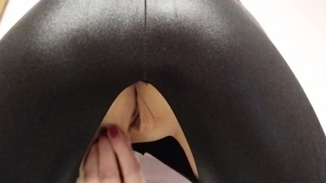 LIKE WHEN PUSSY KNEES? close view