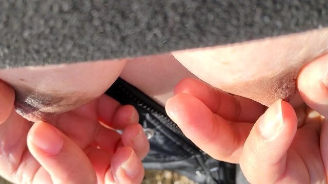 野外でおっぱい丸出しにしてチクニーしちゃう💗寒いのもあって乳首ビンビン💗