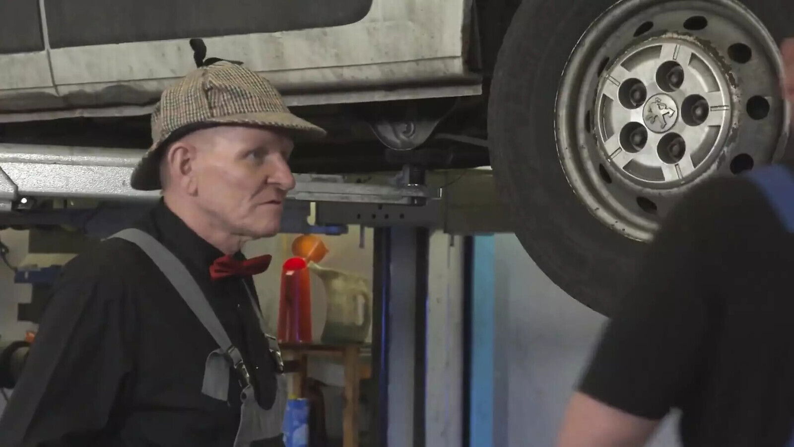 Workshop rubbers: Sexy brunette loves blowjob