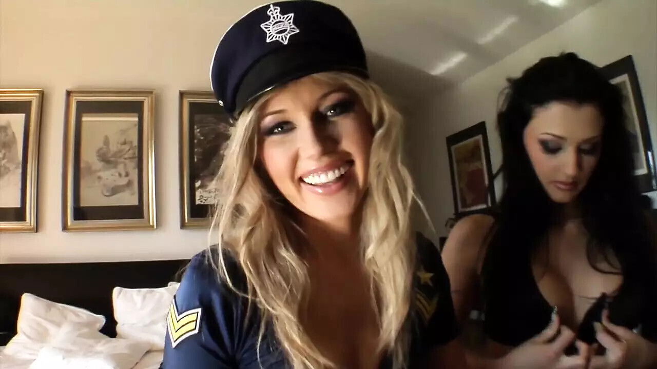 With Titus' inside pussy lesbian Alien licks