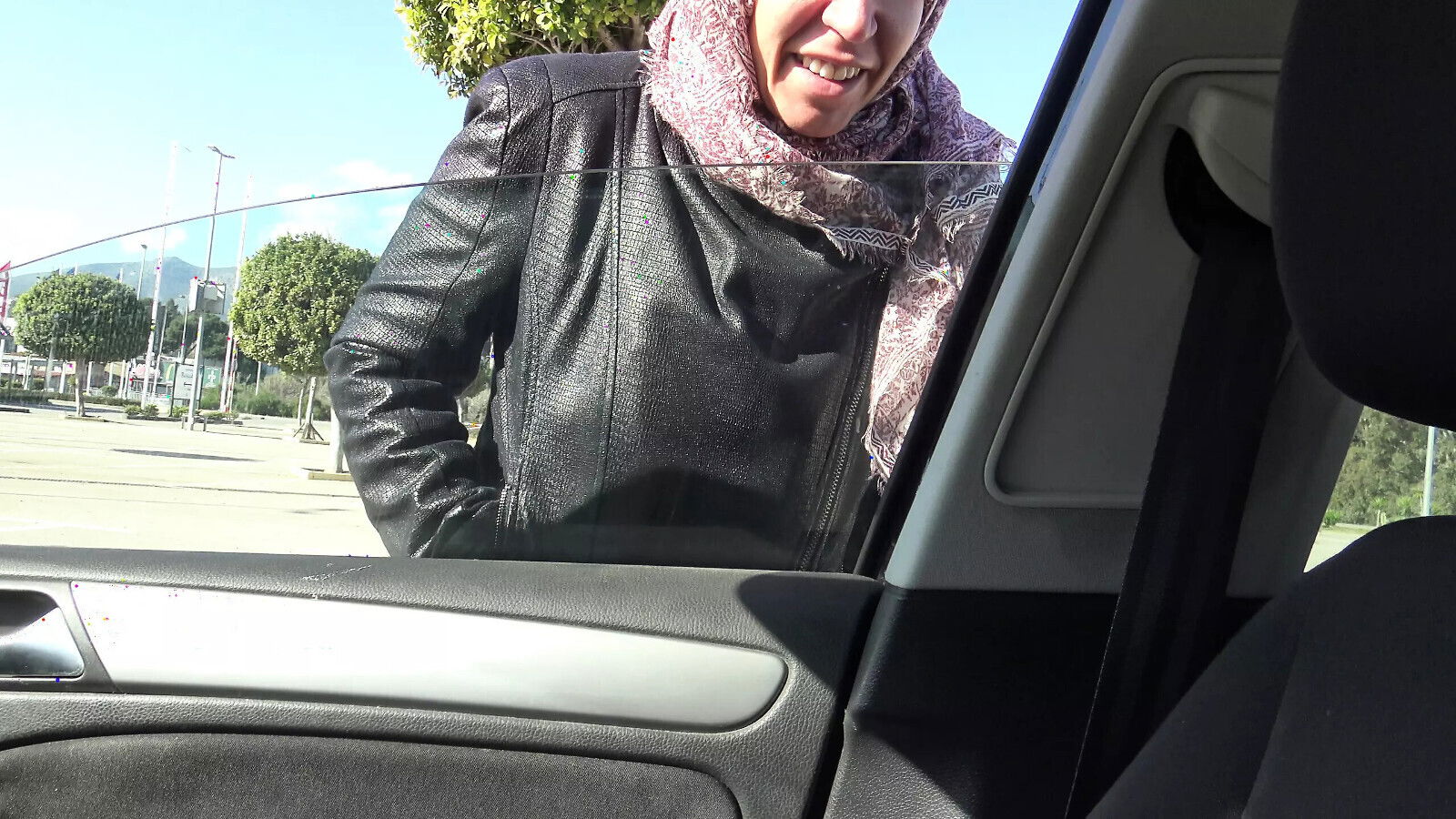 Turkish muslim woman gives perverted american handjob