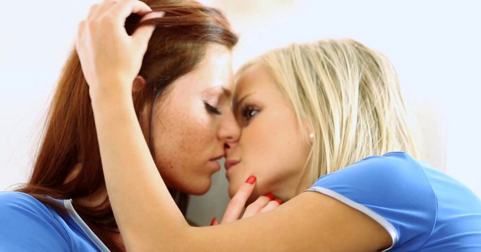 Long-haired beauty Eileen Marry Queen have lesbian sex.