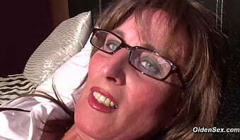 Mature in nylons plays with pussy