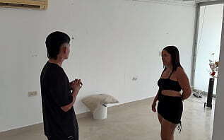 Vecina cachonda le paga con su grande CULO a alba&ntilde_il principiante y lo hace correr rico adentro.