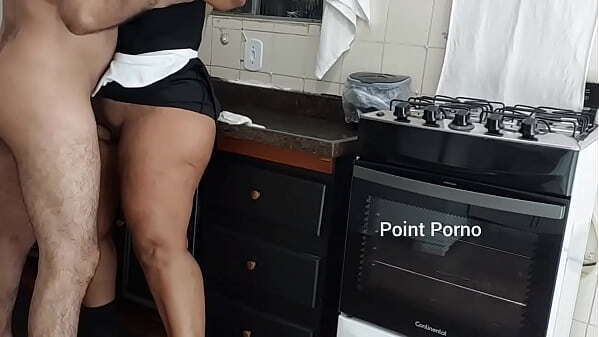 banho pelado encontrei empregada arrumando cozinha
