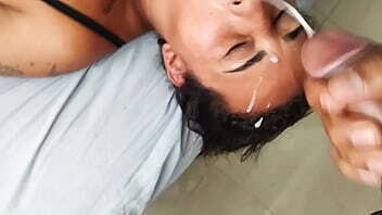 Madrasta peituda gostosa pegou enteado masturbando resolveu ajudar! Sentou chupou levou gozada cara.(Ad&atilde_o Eva).