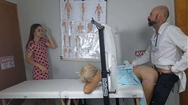 Madrasta acompanha enteada pela primeira ginecologista falso!