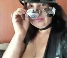 Танцует стриптиз форме полицейской