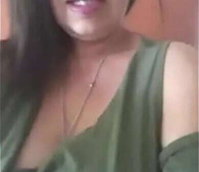 Танцует стриптиз