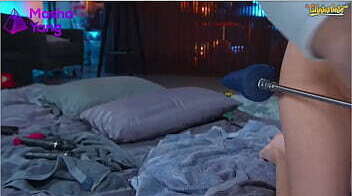 rubia putona masturba juguetes