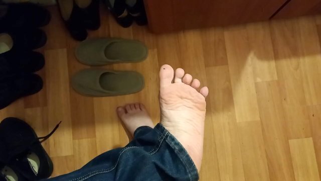 Артем ходит носочков обуви голые ножки