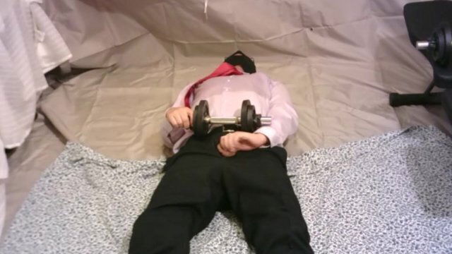 empuje cadera mancuernas mostrando polla