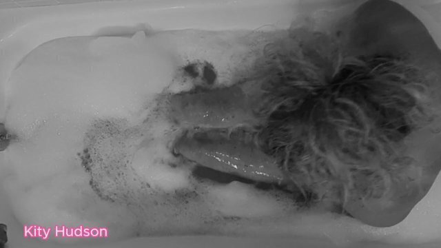 Kity Hudson bath and a toy Mature masturbation