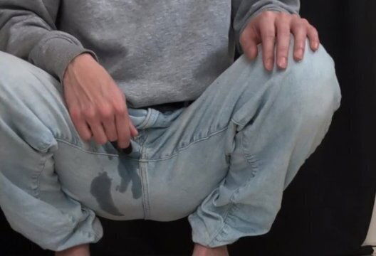 ジーパン履いてオナニーしていたらおしっこ出ちゃった・・・