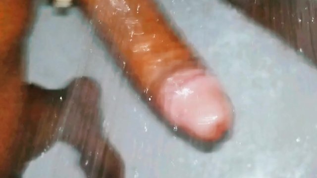 Tomando banho moreno black