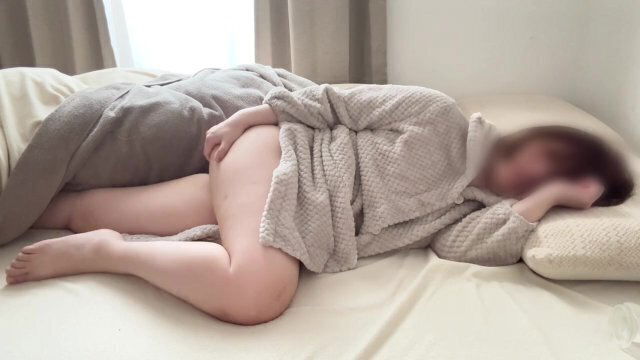 ぽっちゃり熟女の寝起きオナニー