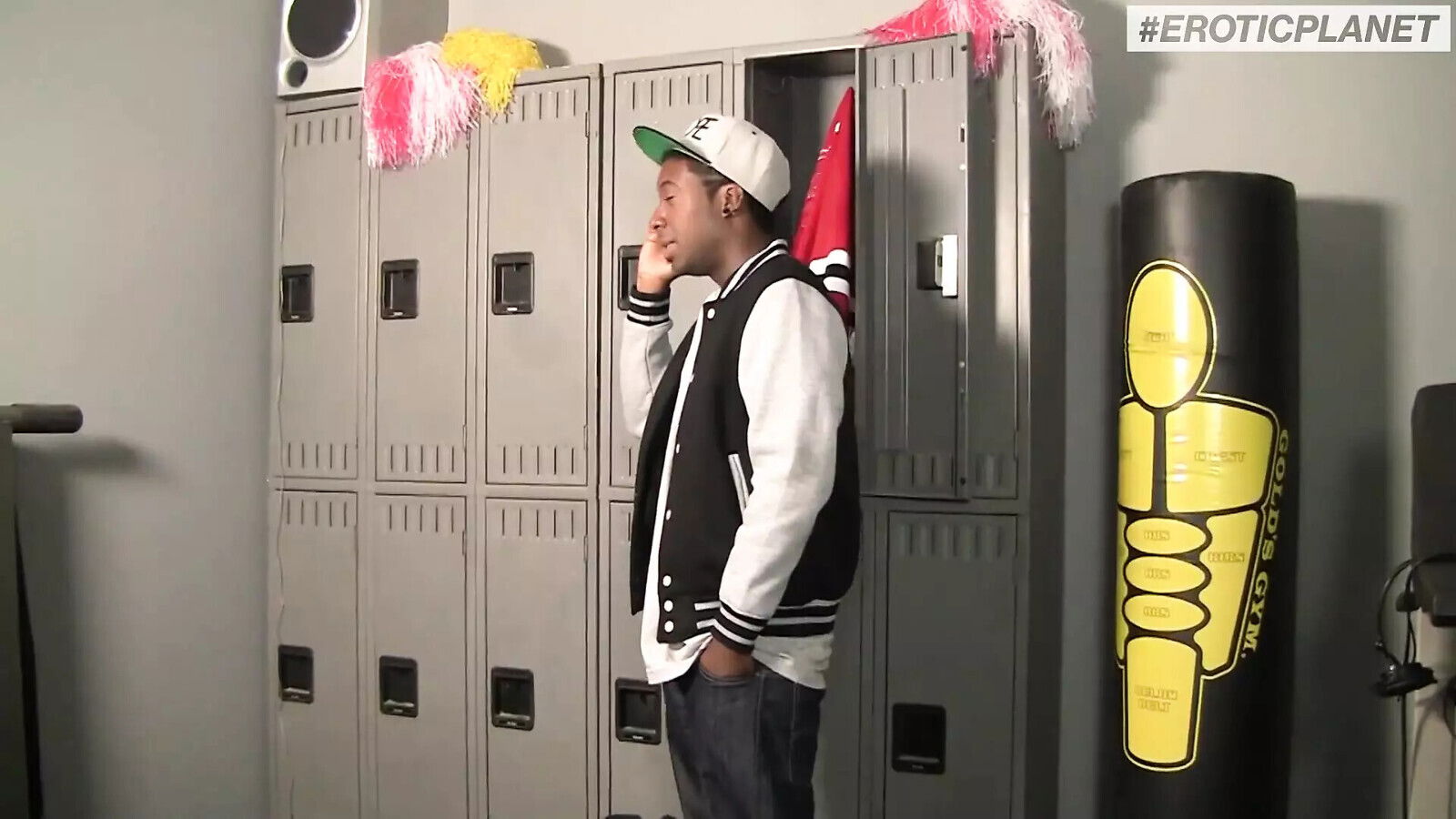 Hailey Holiday fits huge black into pussy