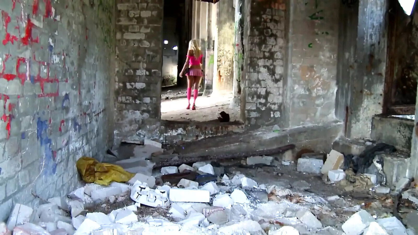 Sexy Antinia sucks fucks three huge cocks public