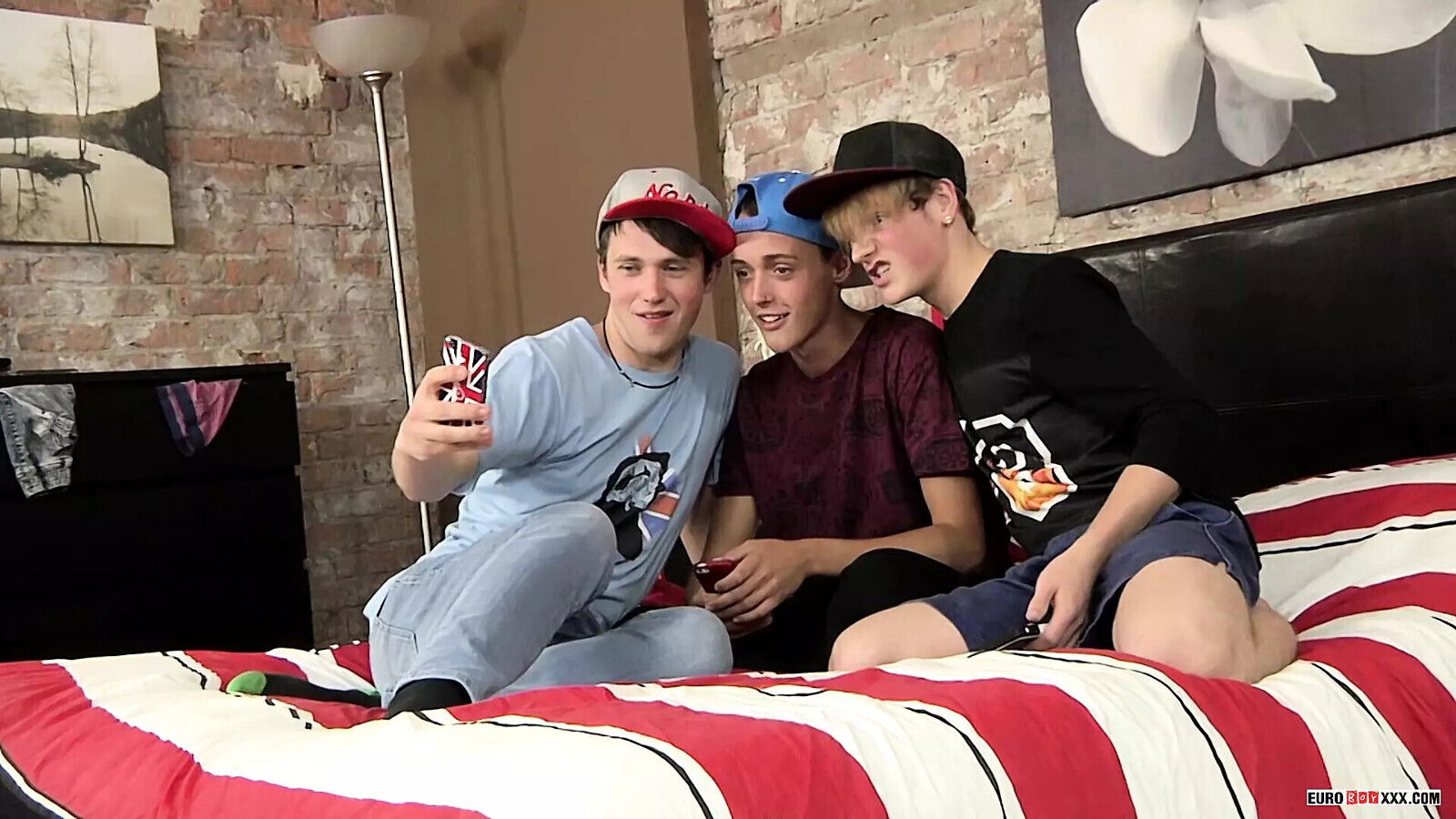 James Lain Banged Threesome With Horny Twinks