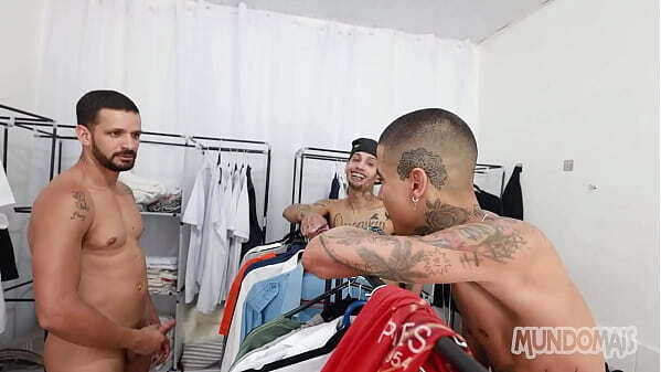 Closet minha empresa d&aacute_ foder gostoso escondido!