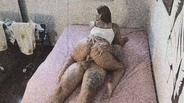 Caraca escondida comer minha meia-irma