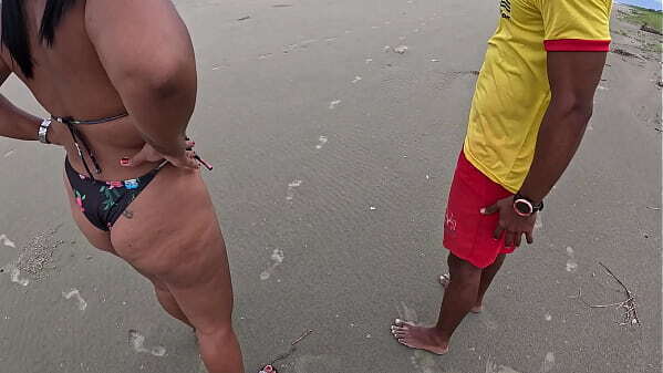 Nicoly safada seduz bombeiro praia senta rola dele meio mato