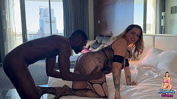 Hardz Slams MILF Pussy, Sucks Toes, Makes Scream (Jasmine Flowers)