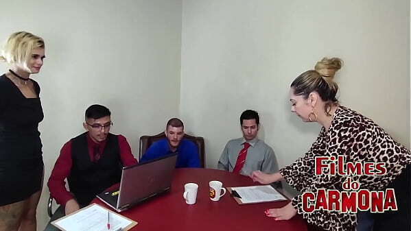 empresa comemora lucros orgia entre funcion&aacute_rios