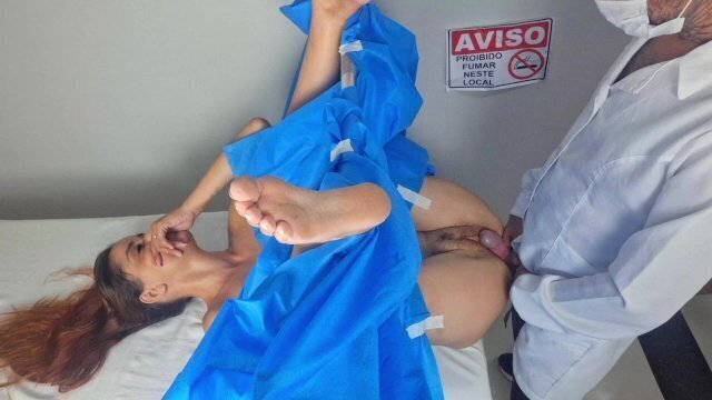 Ginecologista falso ficou duro buceta paciente!