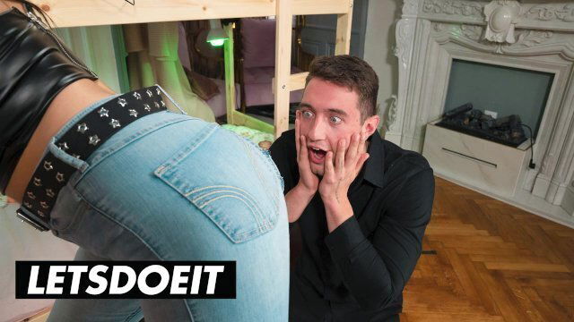 Busty Bambola Sneaky Fuck with Horny Roommate HORNY HOSTEL