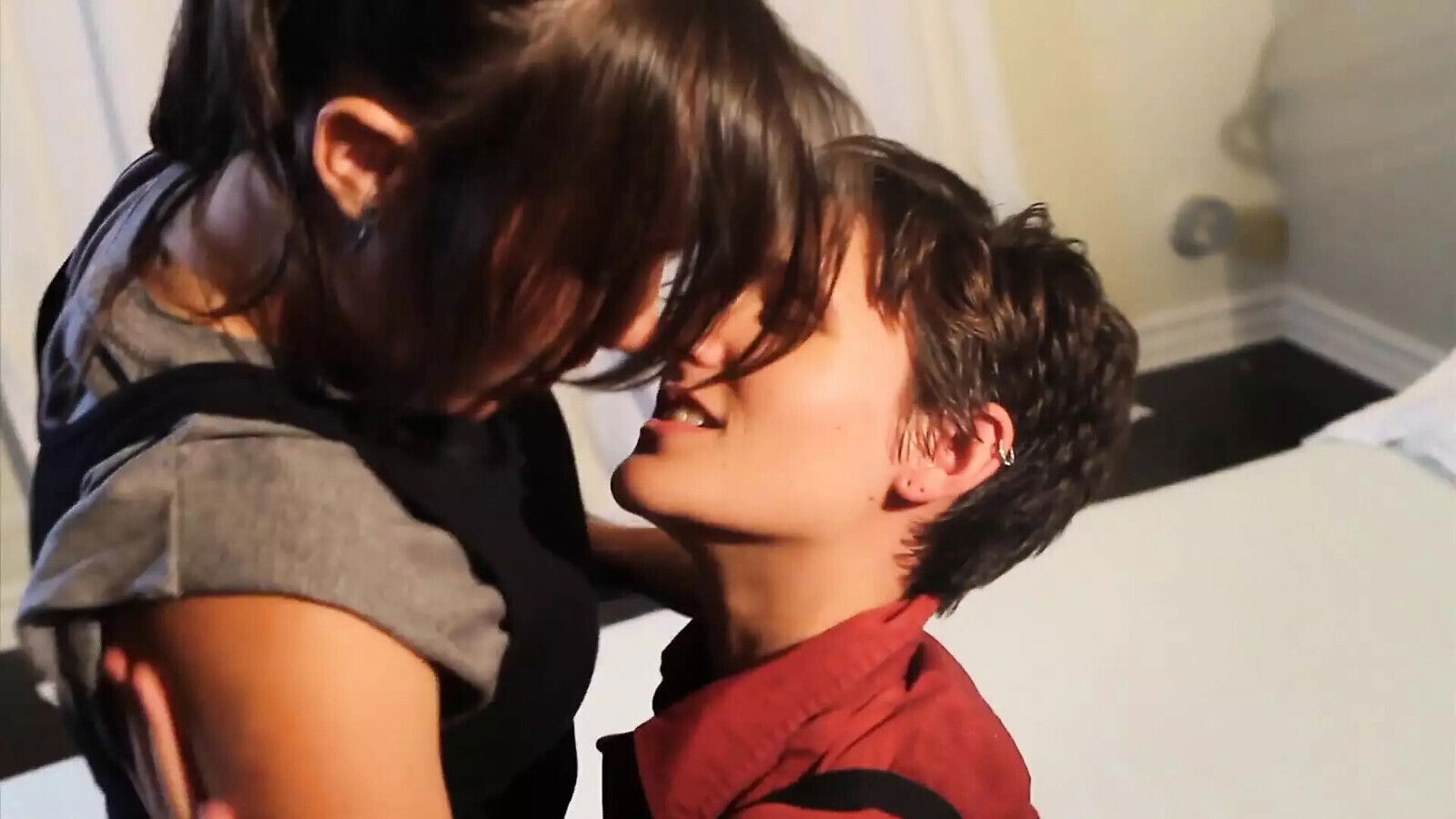 Sinn Sage Laurel Norton lesbians with brown hair