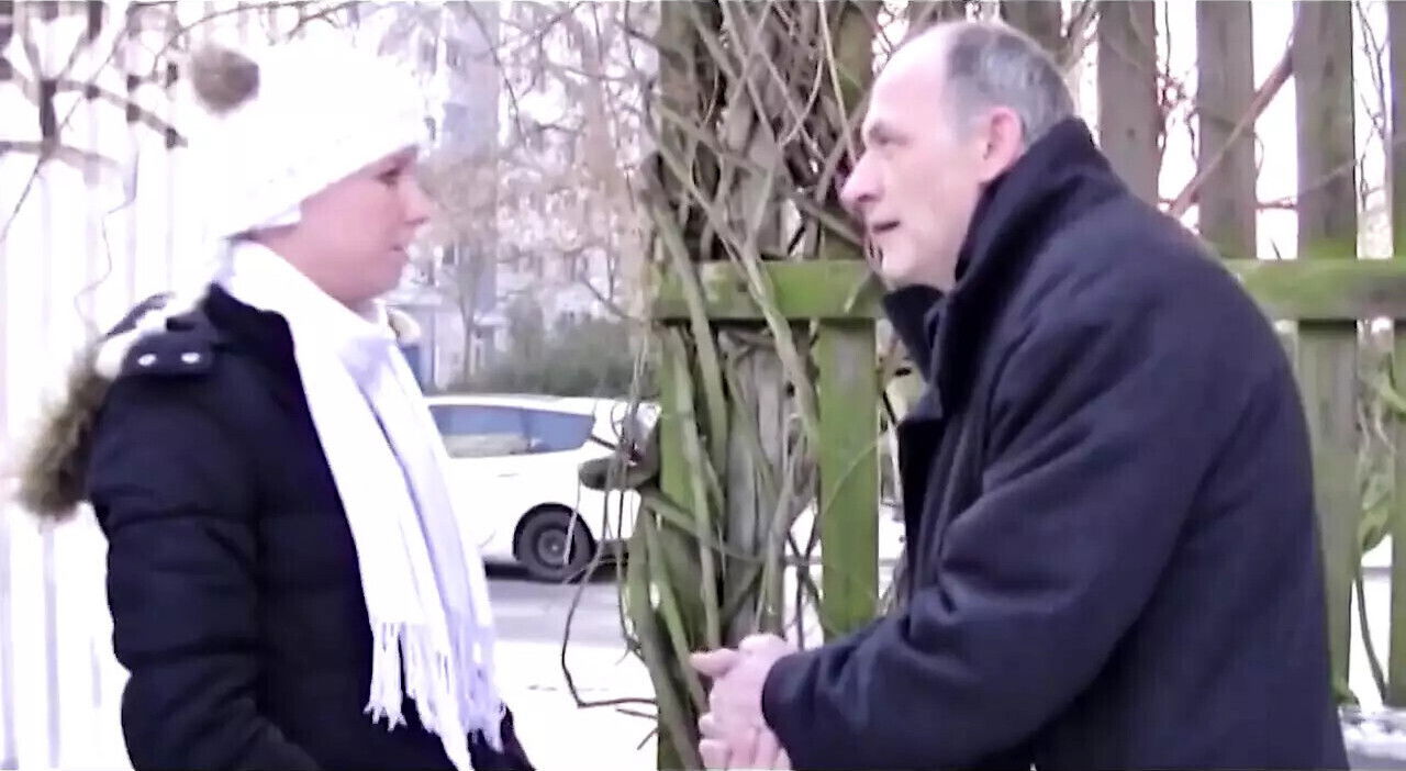 Mature tattooed loves sexy young pussy