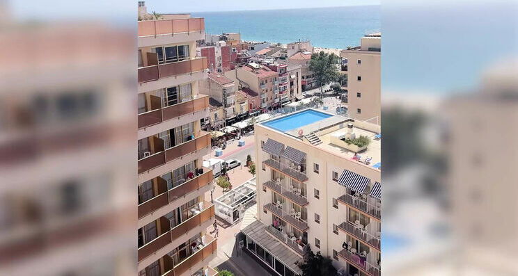 Filthy MILF Gives Sloppy Balcony During Sunny Holiday