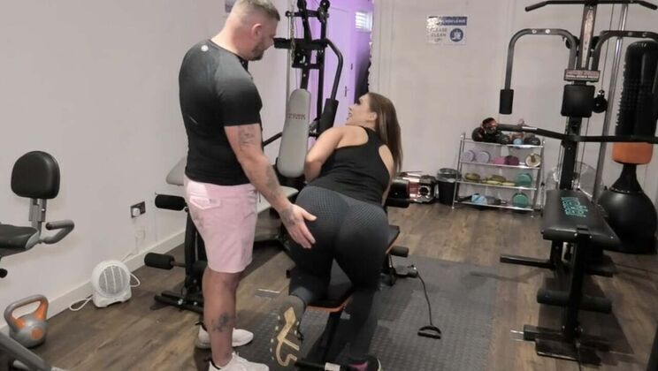 Curvy Brunette Gets Fucked Older Trainer Hardcore Workout